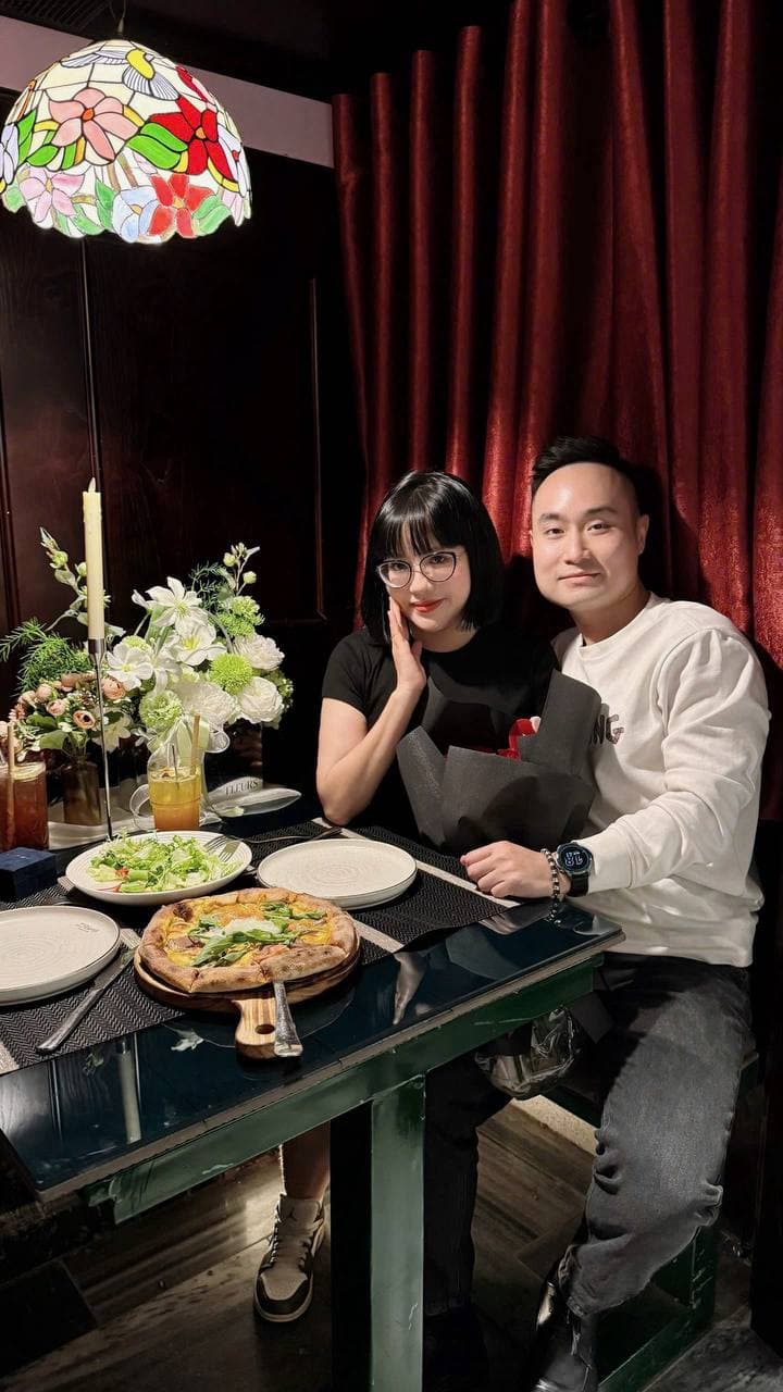 Buổi hẹn trong quán có đèn kính màu