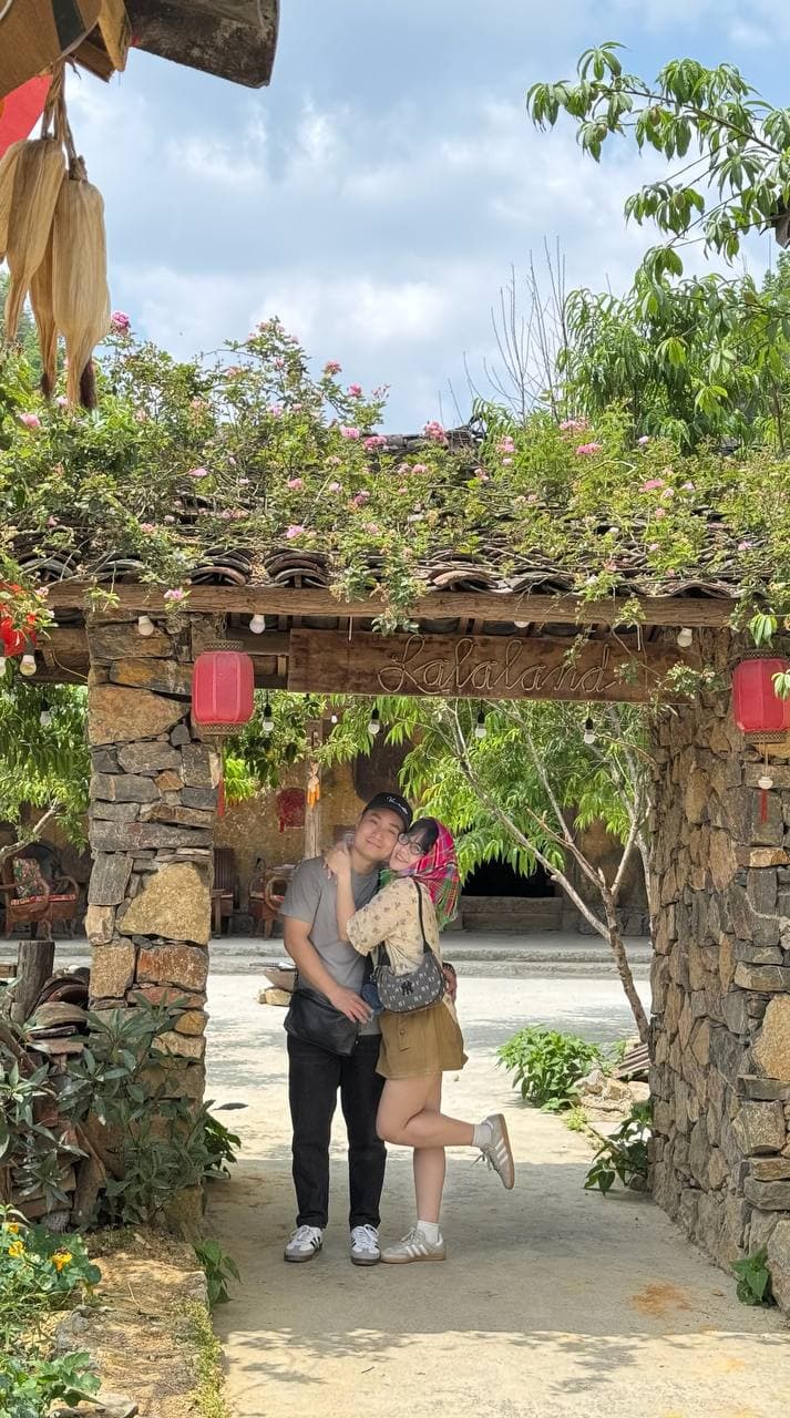 Hoàng Anh và Hải Vân ôm nhau dưới cổng đá Lalaland, Hà Giang