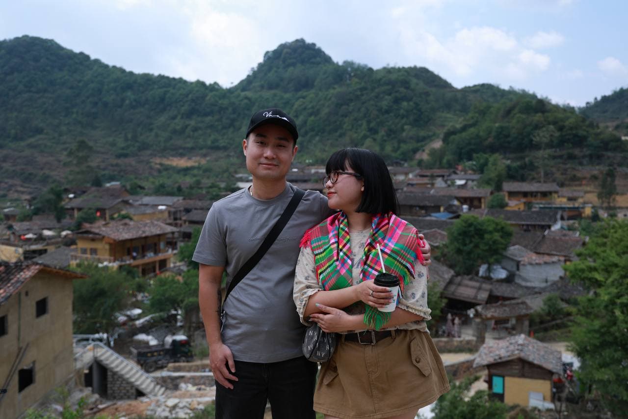Chiếc khăn thổ cẩm và ly cà phê